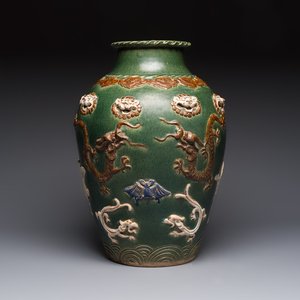 A Chinese sancai-glazed martaban with relief design, 19th C. — photo 1