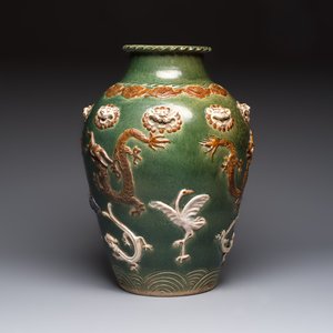 A Chinese sancai-glazed martaban with relief design, 19th C. — photo 2