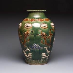 A Chinese sancai-glazed martaban with relief design, 19th C. — photo 3