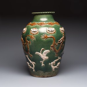 A Chinese sancai-glazed martaban with relief design, 19th C. — photo 4