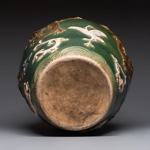 A Chinese sancai-glazed martaban with relief design, 19th C. — photo 6
