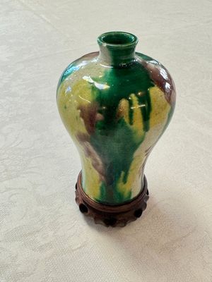 A Chinese sancai-glazed 'Meiping' vase on a wooden stand, 19th C. — 照片 1