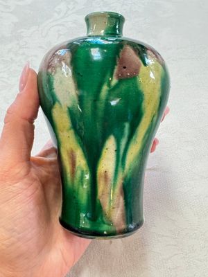 A Chinese sancai-glazed 'Meiping' vase on a wooden stand, 19th C. — 照片 2