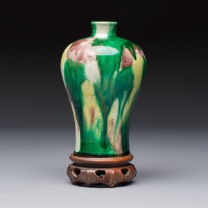 A Chinese sancai-glazed 'Meiping' vase on a wooden stand, 19th C. — 照片 1