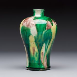 A Chinese sancai-glazed 'Meiping' vase on a wooden stand, 19th C. — 照片 2