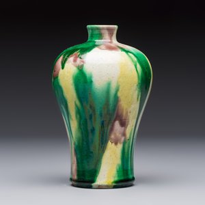 A Chinese sancai-glazed 'Meiping' vase on a wooden stand, 19th C. — 照片 3