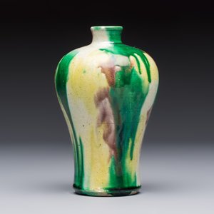 A Chinese sancai-glazed 'Meiping' vase on a wooden stand, 19th C. — 照片 4