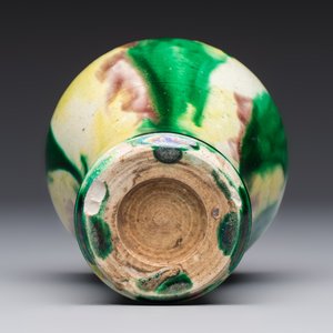 A Chinese sancai-glazed 'Meiping' vase on a wooden stand, 19th C. — 照片 7