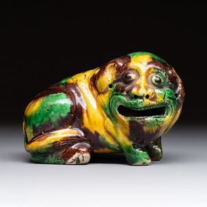 A Chinese sancai-glazed model of a dog, 19th C. — photo 1