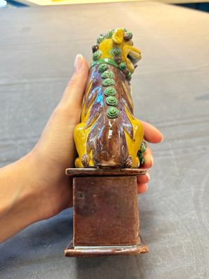A Chinese sancai-glazed parrot, a pair of Buddhist lions and a 'Shou 壽' ewer, 19/20th C. — photo 17