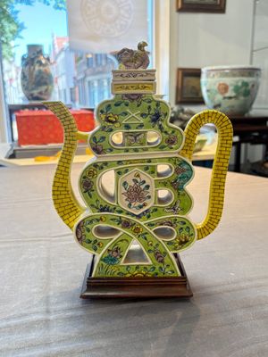 A Chinese sancai-glazed parrot, a pair of Buddhist lions and a 'Shou 壽' ewer, 19/20th C. — photo 21