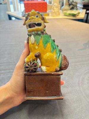 A Chinese sancai-glazed parrot, a pair of Buddhist lions and a 'Shou 壽' ewer, 19/20th C. — photo 7