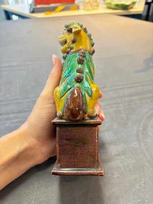A Chinese sancai-glazed parrot, a pair of Buddhist lions and a 'Shou 壽' ewer, 19/20th C. — photo 8