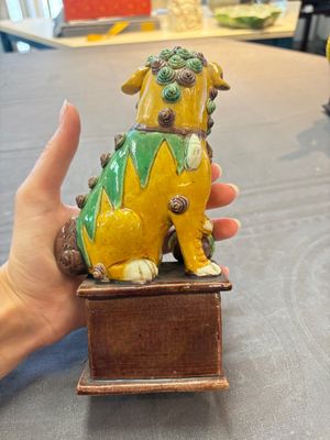 A Chinese sancai-glazed parrot, a pair of Buddhist lions and a 'Shou 壽' ewer, 19/20th C. — photo 9