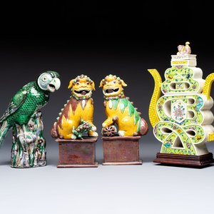 A Chinese sancai-glazed parrot, a pair of Buddhist lions and a 'Shou 壽' ewer, 19/20th C. — photo 1