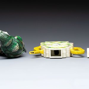 A Chinese sancai-glazed parrot, a pair of Buddhist lions and a 'Shou 壽' ewer, 19/20th C. — photo 12