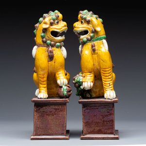 A Chinese sancai-glazed parrot, a pair of Buddhist lions and a 'Shou 壽' ewer, 19/20th C. — photo 2