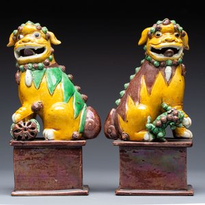 A Chinese sancai-glazed parrot, a pair of Buddhist lions and a 'Shou 壽' ewer, 19/20th C. — photo 3