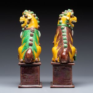 A Chinese sancai-glazed parrot, a pair of Buddhist lions and a 'Shou 壽' ewer, 19/20th C. — photo 4