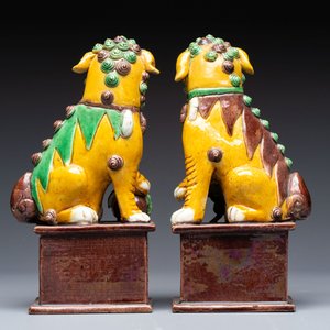 A Chinese sancai-glazed parrot, a pair of Buddhist lions and a 'Shou 壽' ewer, 19/20th C. — photo 5