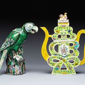 A Chinese sancai-glazed parrot, a pair of Buddhist lions and a 'Shou 壽' ewer, 19/20th C. — photo 8