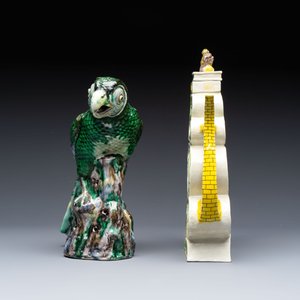 A Chinese sancai-glazed parrot, a pair of Buddhist lions and a 'Shou 壽' ewer, 19/20th C. — photo 9
