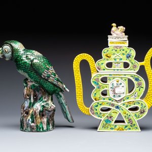 A Chinese sancai-glazed parrot, a pair of Buddhist lions and a 'Shou 壽' ewer, 19/20th C. — photo 10