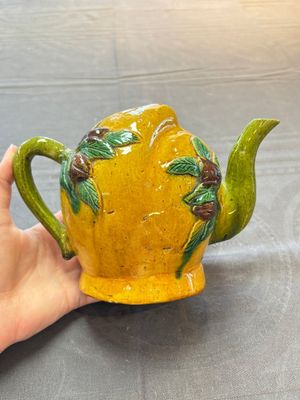A Chinese sancai-glazed peach-shaped cadogan teapot, 19th C. — photo 1