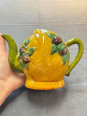 A Chinese sancai-glazed peach-shaped cadogan teapot, 19th C. — photo 3