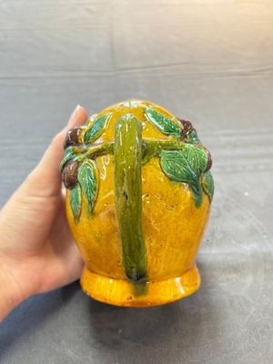 A Chinese sancai-glazed peach-shaped cadogan teapot, 19th C. — photo 4