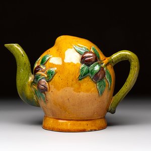 A Chinese sancai-glazed peach-shaped cadogan teapot, 19th C. — photo 1