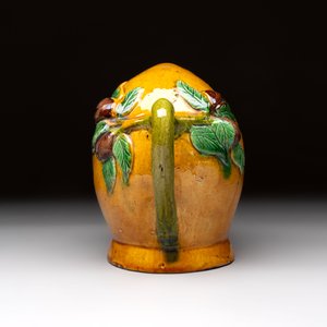 A Chinese sancai-glazed peach-shaped cadogan teapot, 19th C. — photo 2