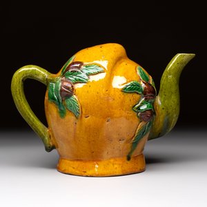A Chinese sancai-glazed peach-shaped cadogan teapot, 19th C. — photo 3