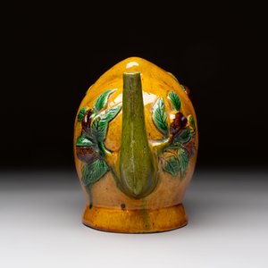 A Chinese sancai-glazed peach-shaped cadogan teapot, 19th C. — photo 4