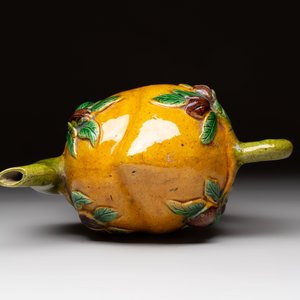 A Chinese sancai-glazed peach-shaped cadogan teapot, 19th C. — photo 5