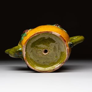A Chinese sancai-glazed peach-shaped cadogan teapot, 19th C. — photo 6
