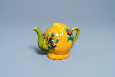 A Chinese sancai-glazed peach-shaped cadogan teapot, 19th C.