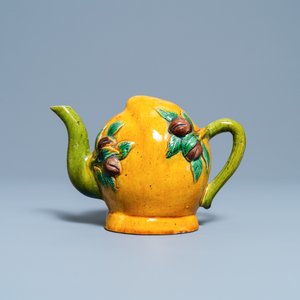 A Chinese sancai-glazed peach-shaped cadogan teapot, 19th C. — photo 2