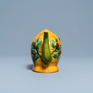 A Chinese sancai-glazed peach-shaped cadogan teapot, 19th C. — photo 5