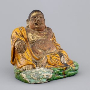 A Chinese sancai-glazed pottery Buddha, late Ming Dynasty — foto 1