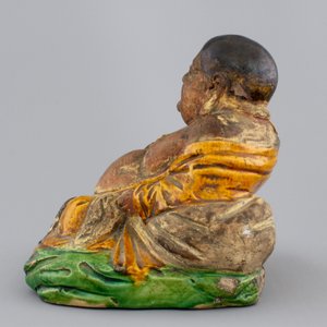 A Chinese sancai-glazed pottery Buddha, late Ming Dynasty — foto 3
