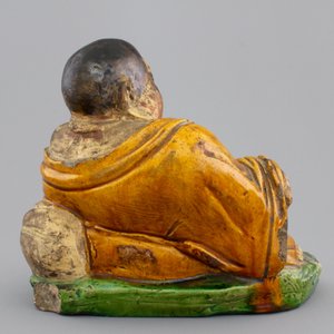 A Chinese sancai-glazed pottery Buddha, late Ming Dynasty — foto 4