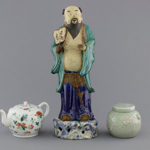 A Chinese sancai-glazed pottery figure, a famille rose teapot and a small ginger jar, 19th C. — photo 1