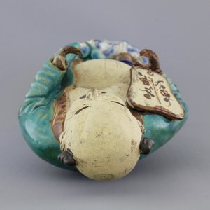 A Chinese sancai-glazed pottery figure, a famille rose teapot and a small ginger jar, 19th C. — photo 12