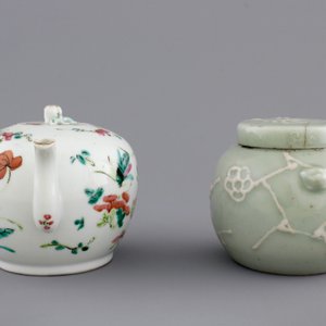 A Chinese sancai-glazed pottery figure, a famille rose teapot and a small ginger jar, 19th C. — photo 3