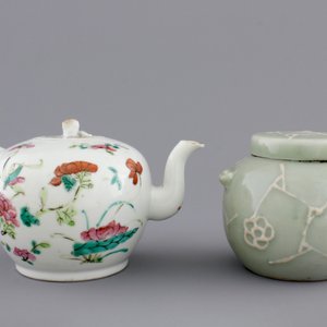 A Chinese sancai-glazed pottery figure, a famille rose teapot and a small ginger jar, 19th C. — photo 4