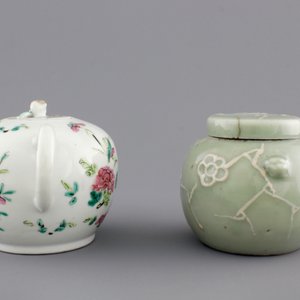 A Chinese sancai-glazed pottery figure, a famille rose teapot and a small ginger jar, 19th C. — photo 5