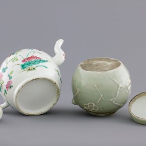 A Chinese sancai-glazed pottery figure, a famille rose teapot and a small ginger jar, 19th C. — photo 6