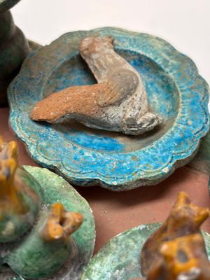 A Chinese sancai-glazed pottery model of an offering table, Ming — photo 7