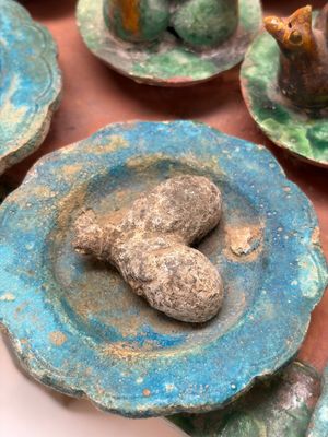 A Chinese sancai-glazed pottery model of an offering table, Ming — photo 10